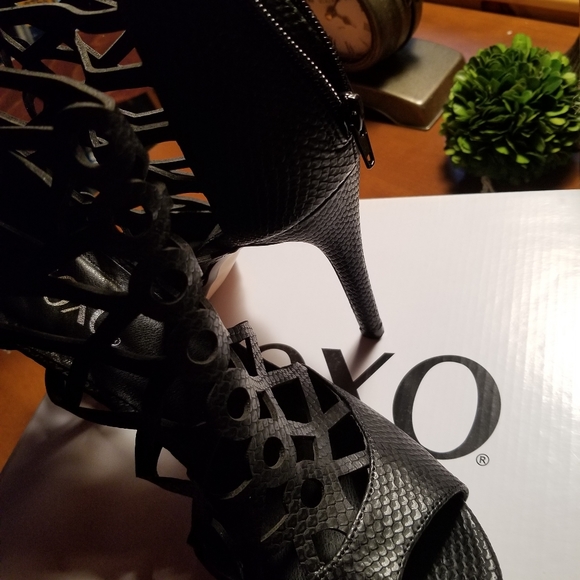 XOXO Size 10 (US) Zip-back Black Heels - Picture 6 of 10